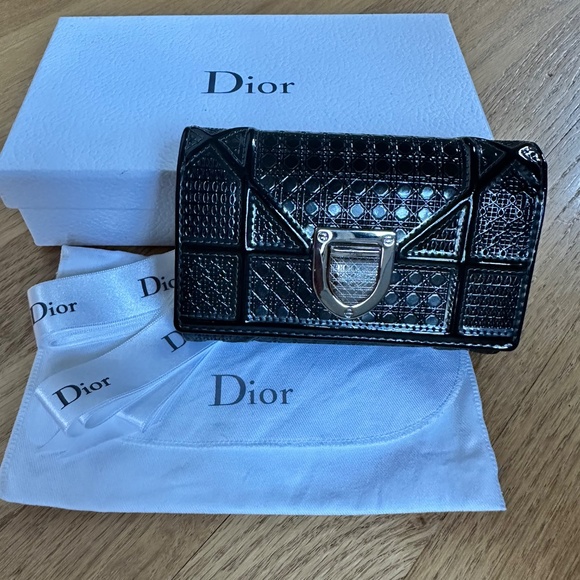 Christian Dior Diorama Elancee Black Metallic Micro-Cannage Trifold Wallet - Picture 2 of 9